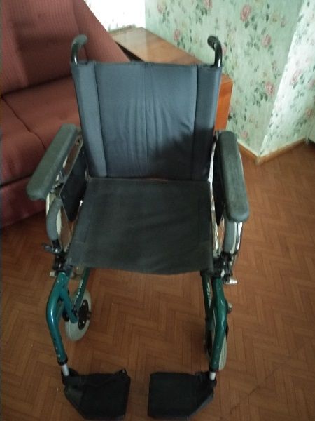 Инвалидная коляска и ходунки б/у