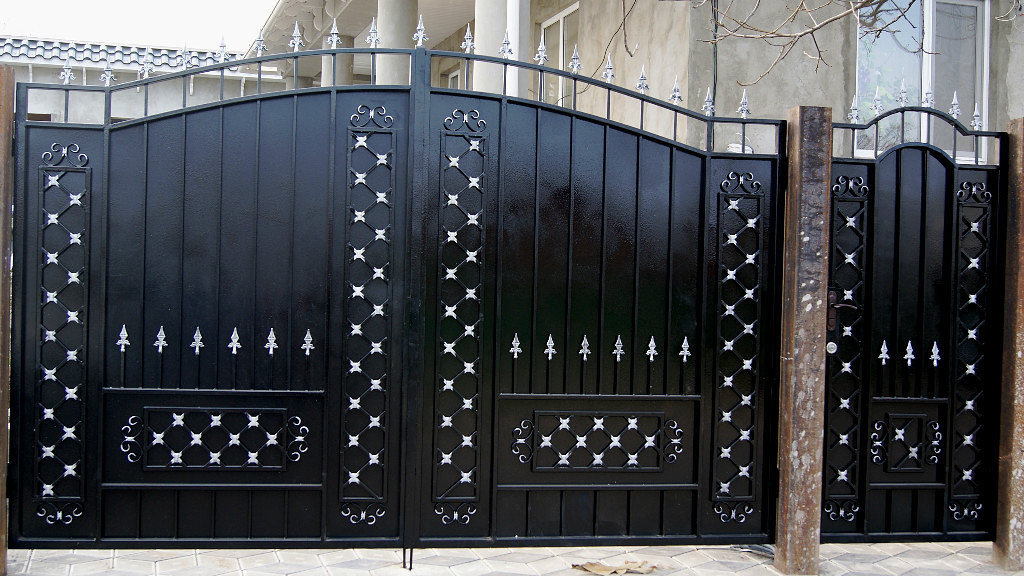 Cit costa. Ворота из металла porti metalice Moldova. Металлические ворота с калиткой. Ворота из металлических реек. Уличная калитка из металла.