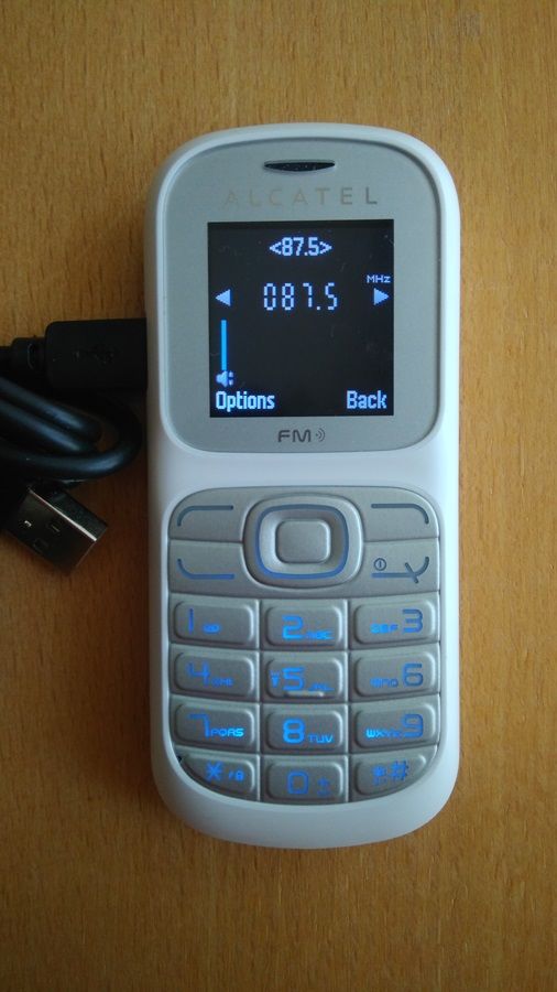 2 sim белый телефон Alcatel с зарядкой и чехлом