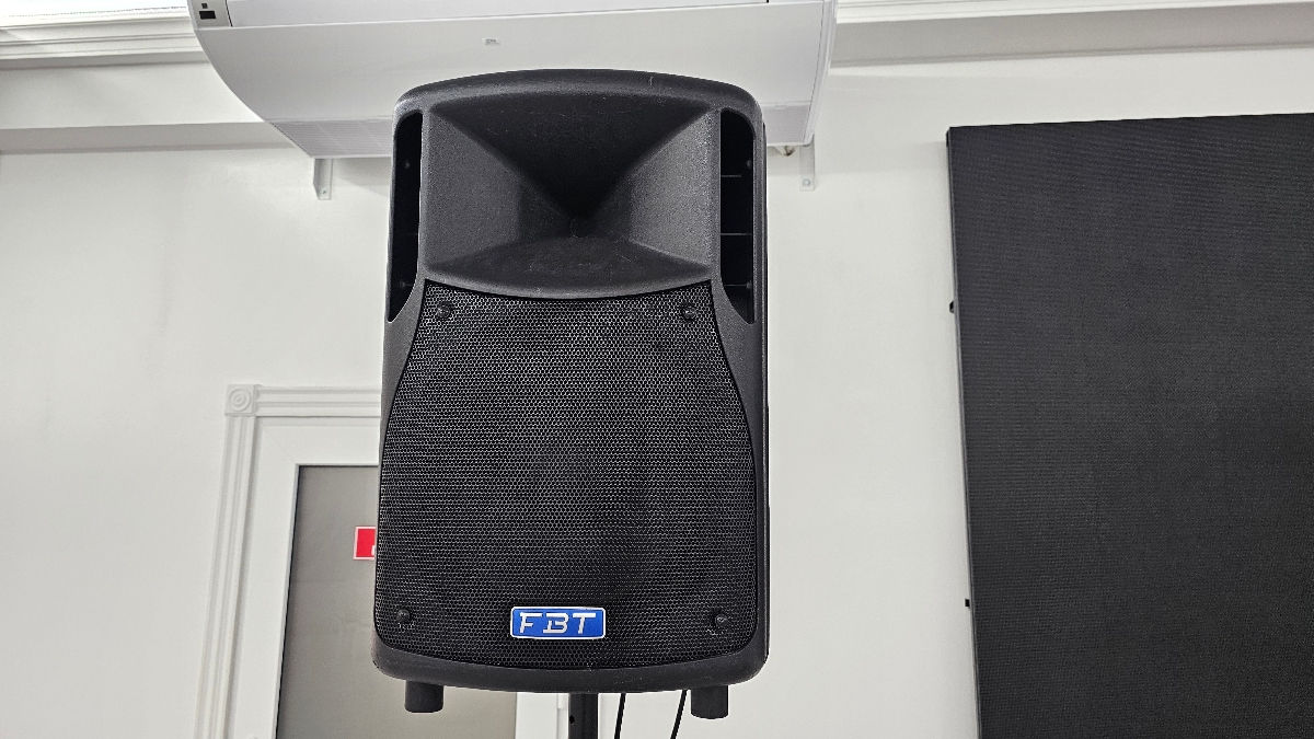 Vind 2 boxe  FBT Himaxx 40A+stative+huse și cabluri, 1400 euro foto 0