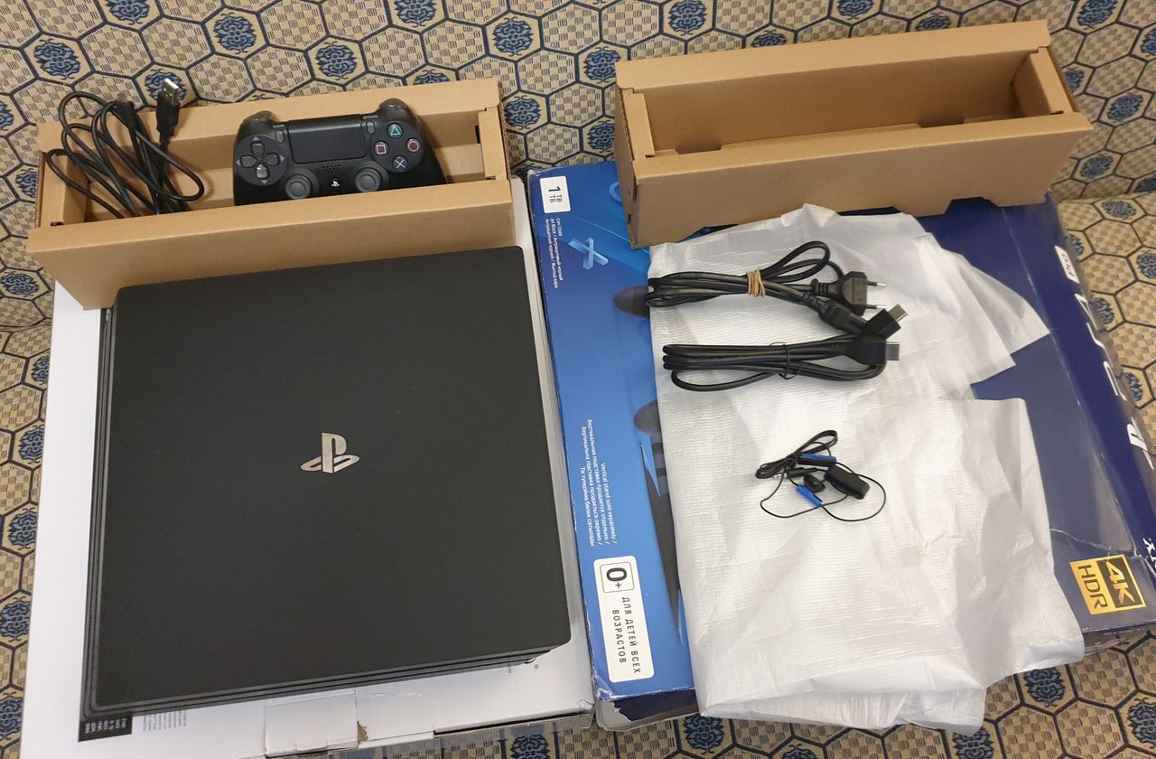 PS4 pro 1tb в коробке + 2 игры