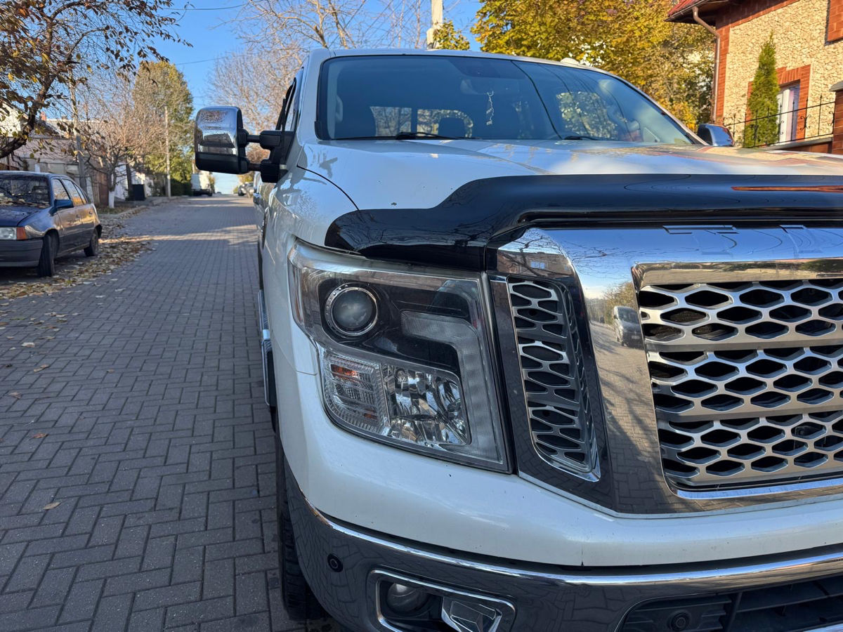 Nissan Titan foto 1