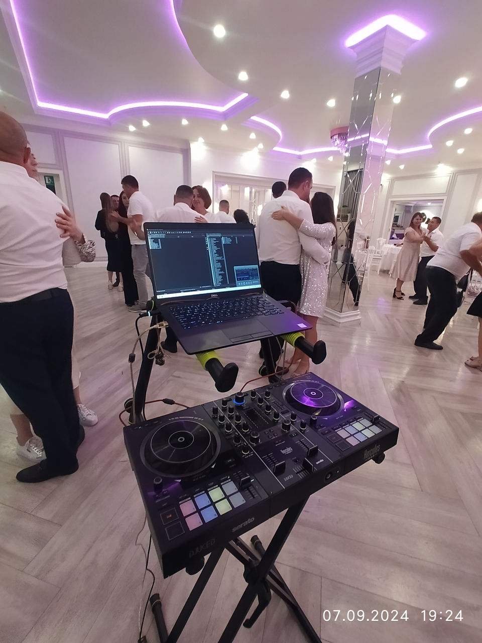 DJ Tetron (muzica + set de lumini + program la vioara). Doar muzica de calitate si lumini ritmate. foto 4