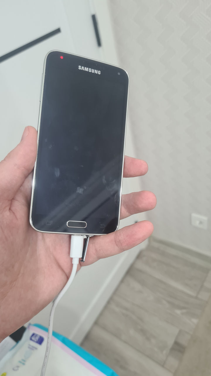 Samsung galaxy s5. 400 lei cititi in anunt. foto 1