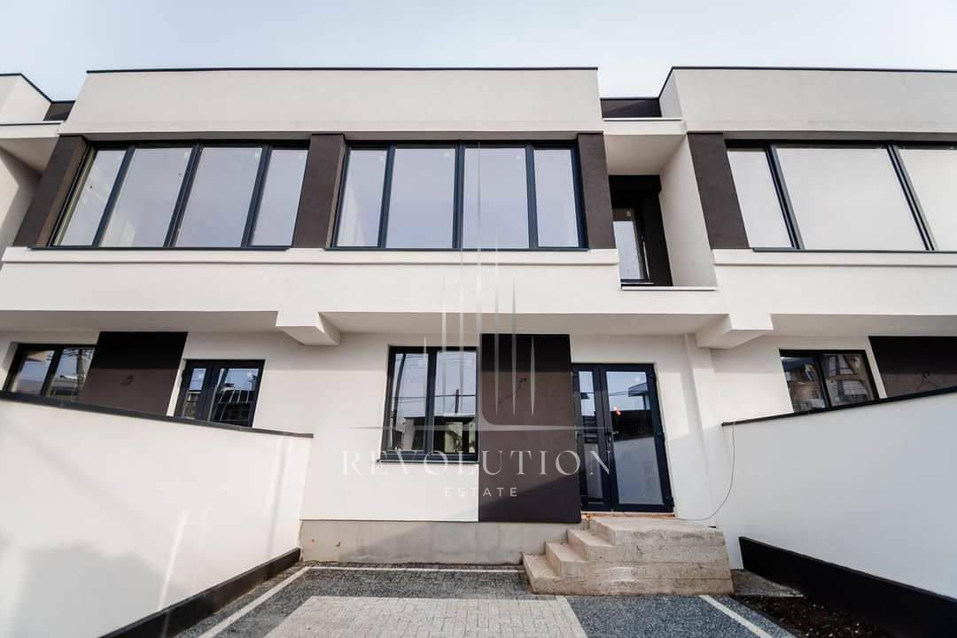 Townhouse 213 m² pe teren 2 ari