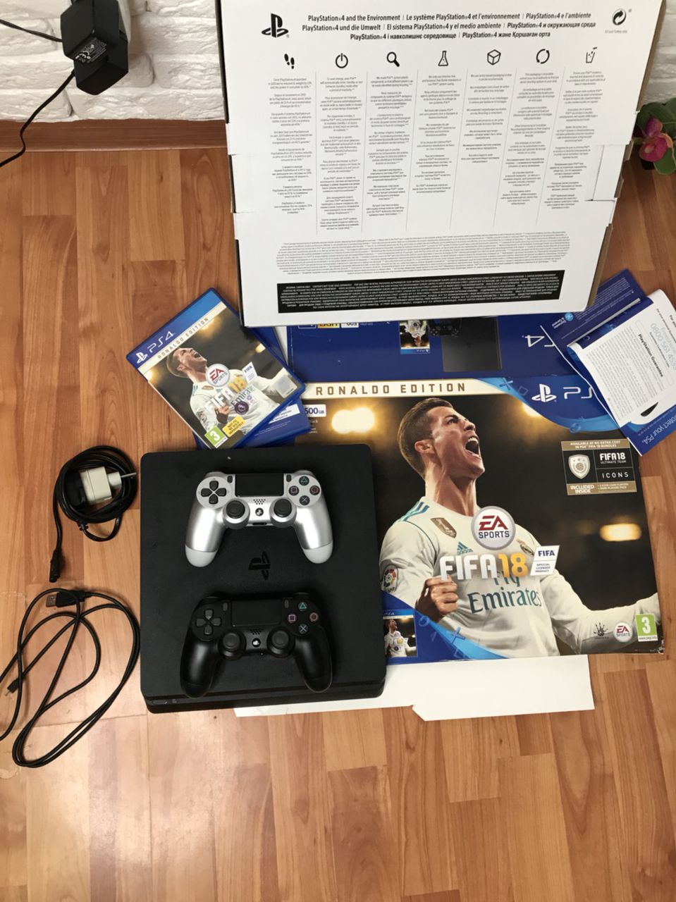 PS4 Slim 2 джойстика + Fifa 18 и еще 10 игр, в идеальном состоянии