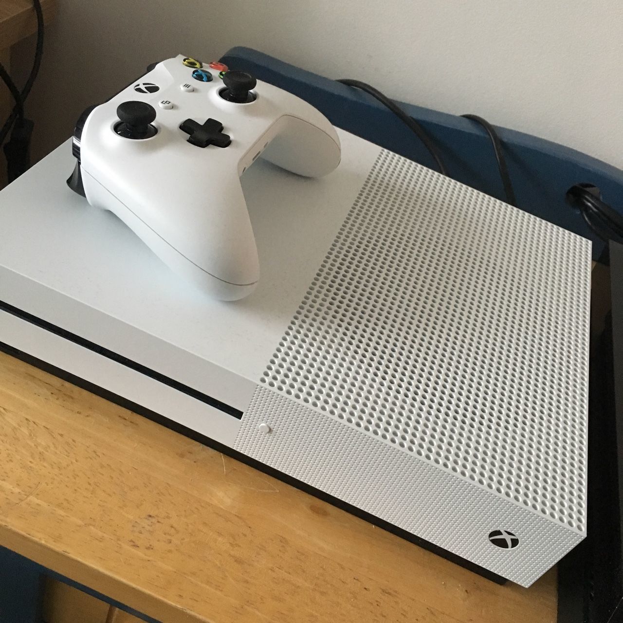 Xbox One S 1 Tb + 10 игр