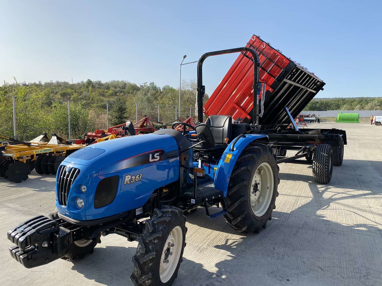 Se vinde tractor Leus R36i  si remorca Polazoglu cu doua axe basculabila in 3 parti!!! foto 6