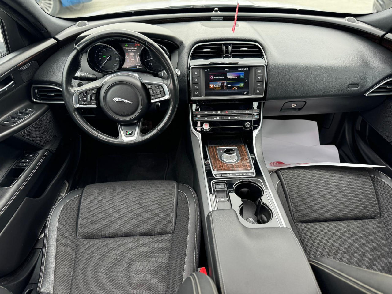 Jaguar XE foto 12