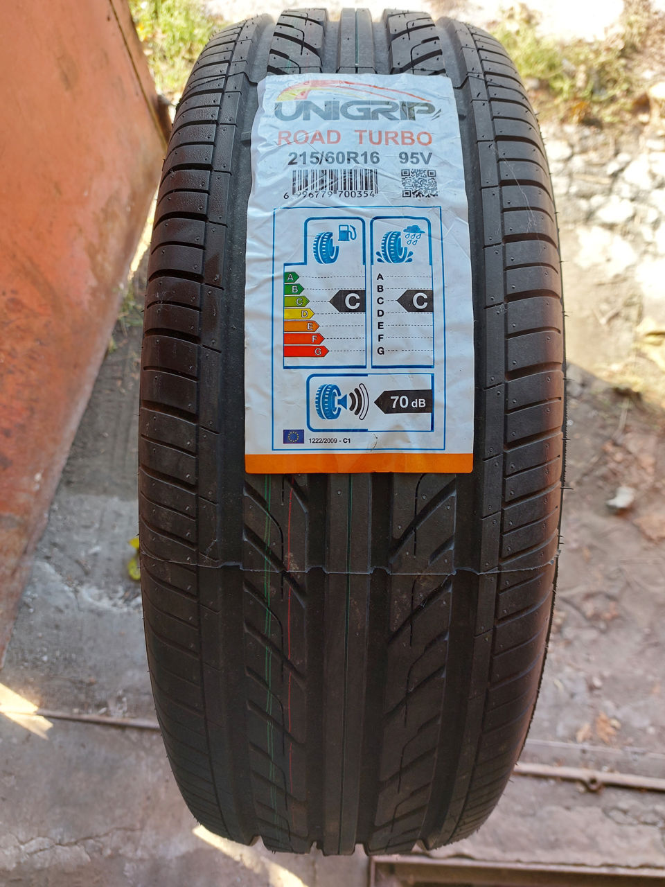 215/60 R16 продам резину 1 штука, под запаску или для других целей. фото 0