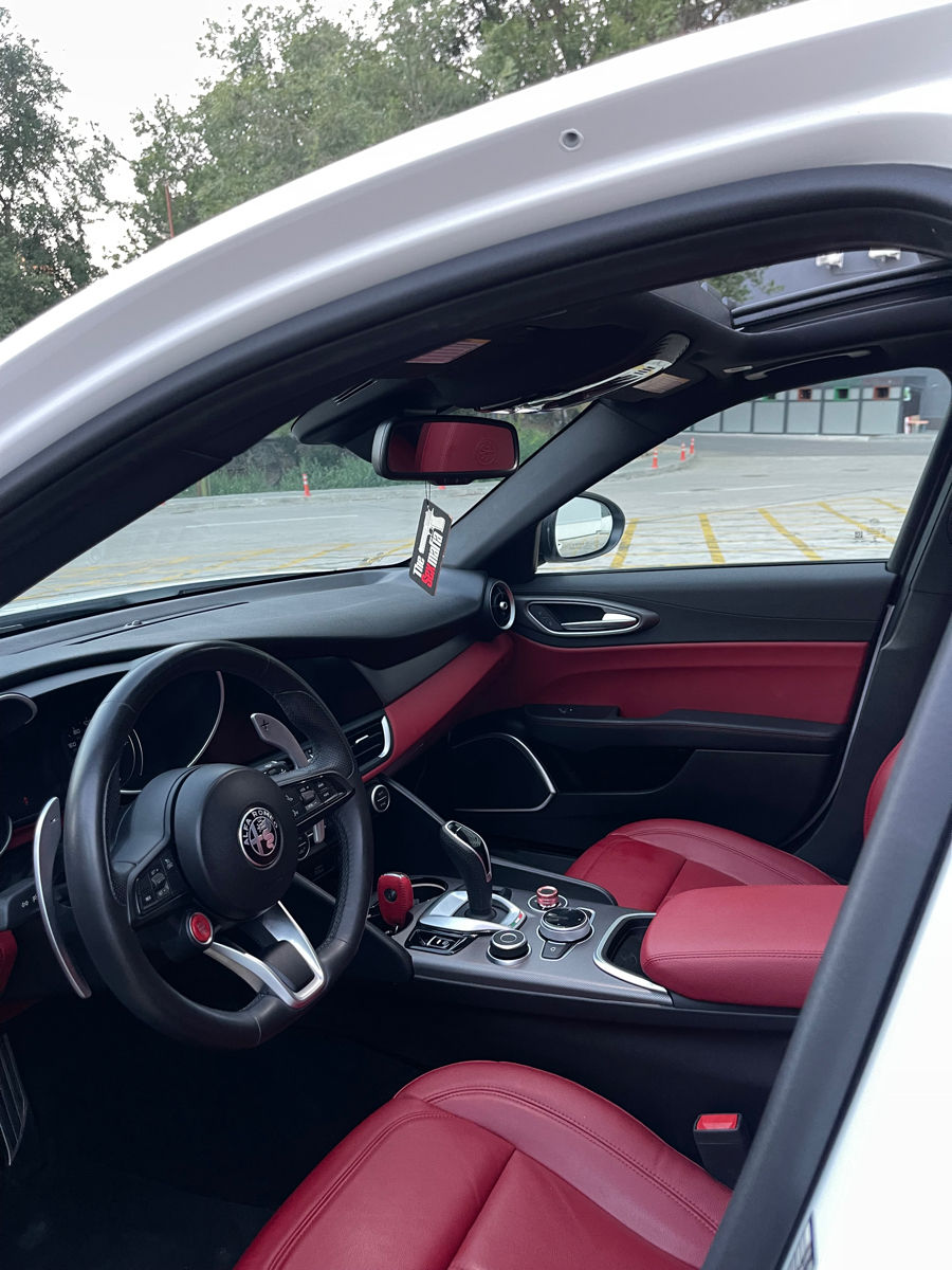 Alfa Romeo Giulia foto 2