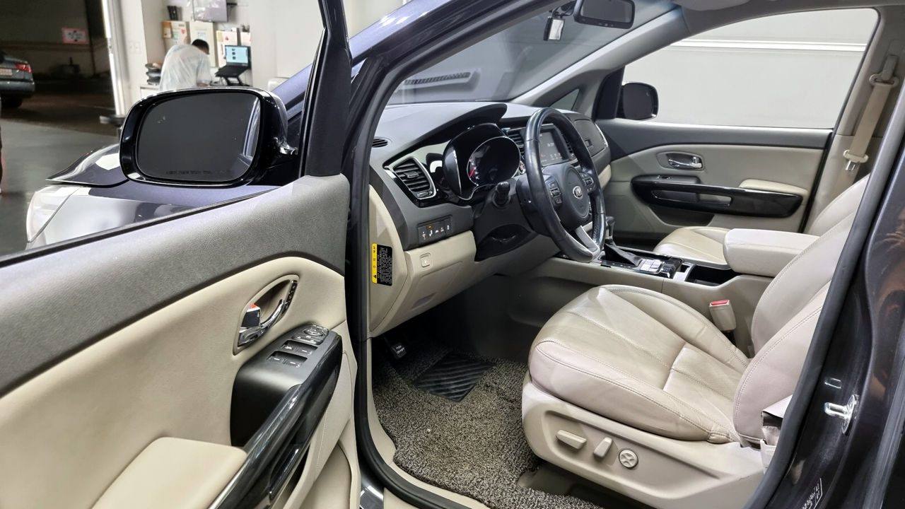 KIA Carnival foto 11