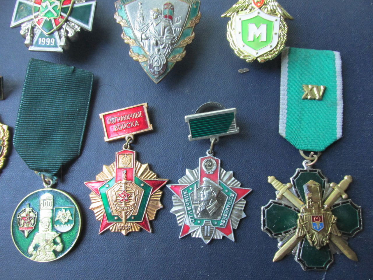 Знаки пограничников,медали победы.