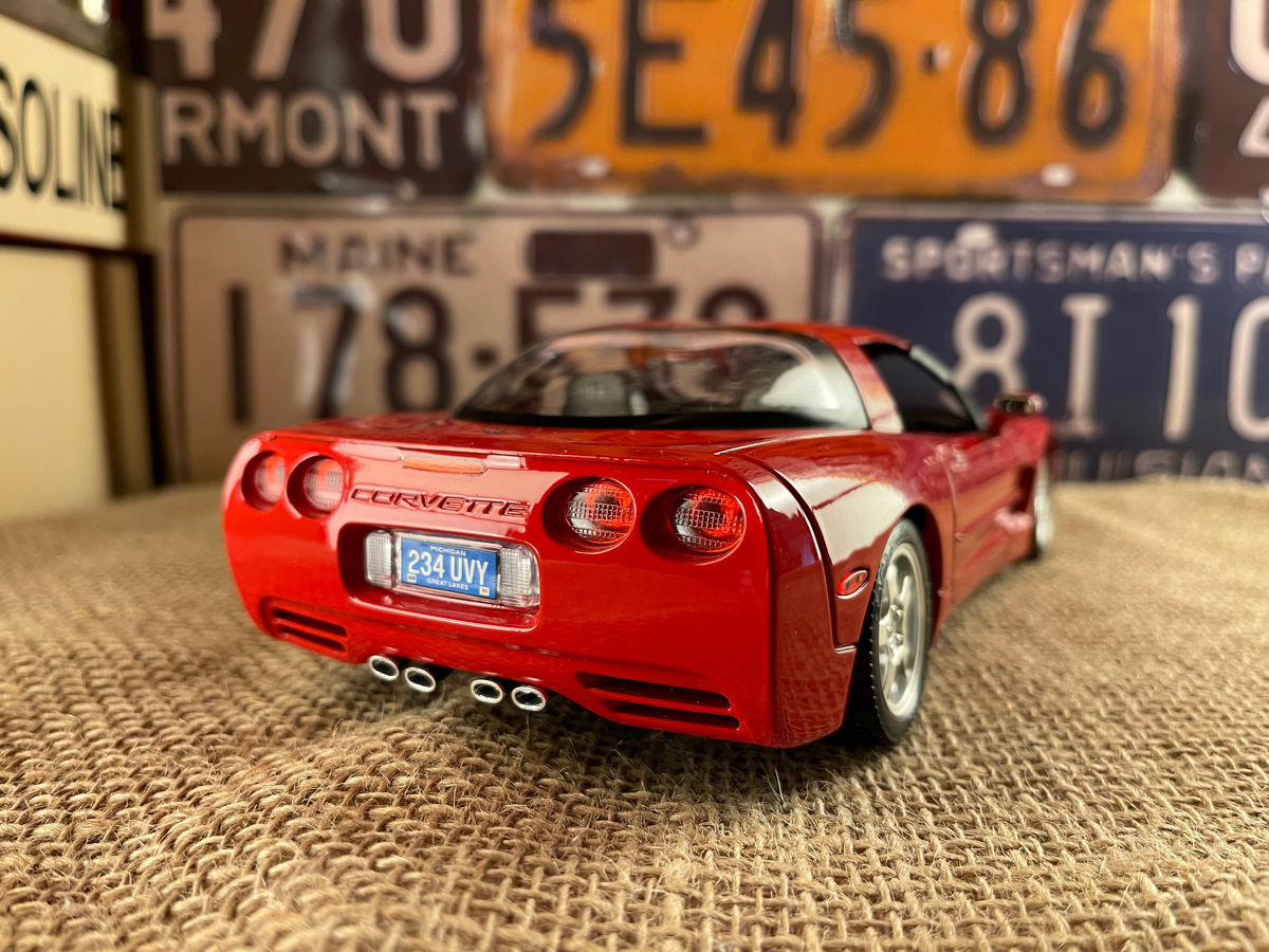 Коллекционные модели авто 1:18 Chevrolet Corvette