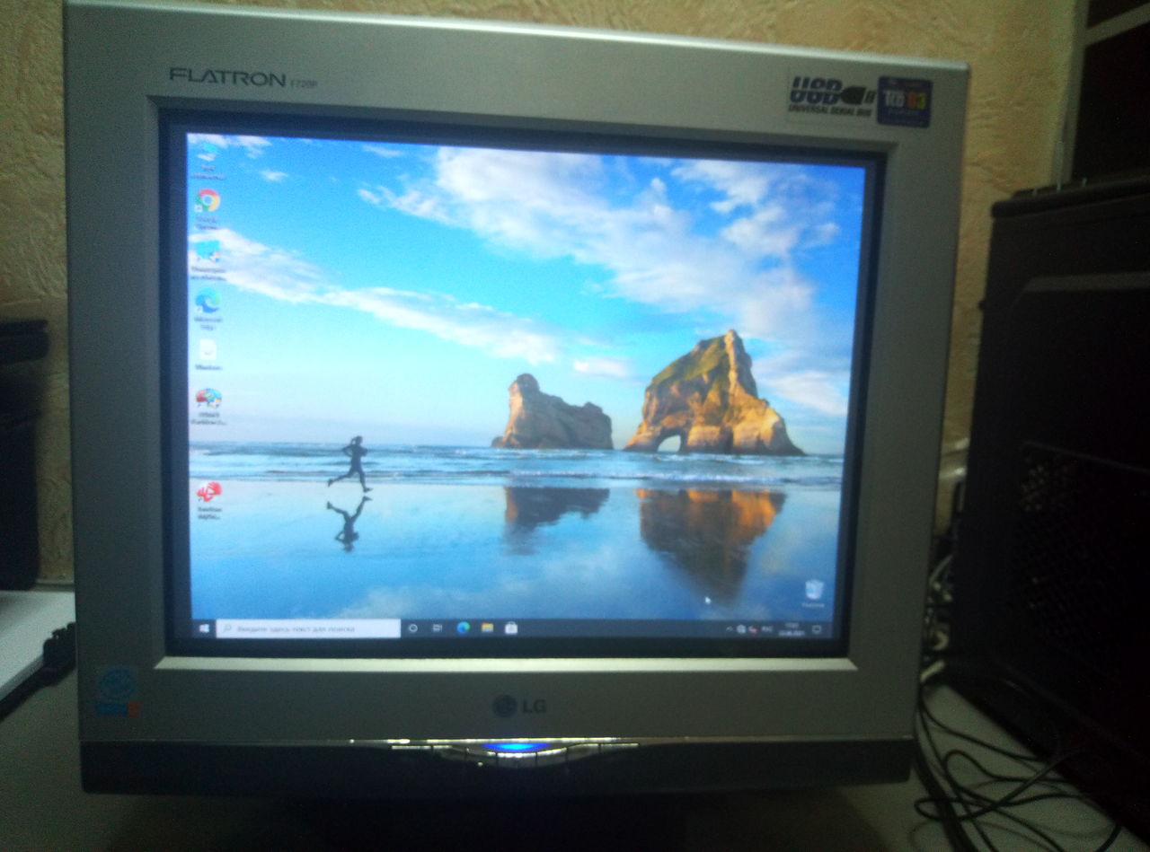 LG Flatron F720P Monitor 17" CRT - stare ideala - 200 lei