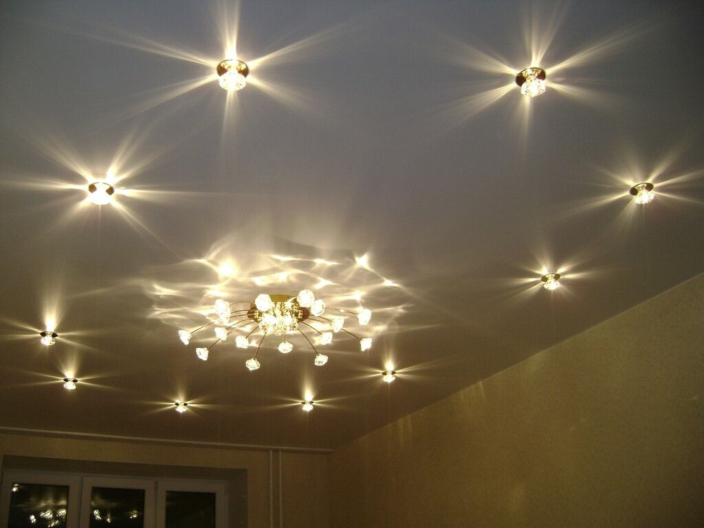 Натяжной потолок фото со светильниками в зале