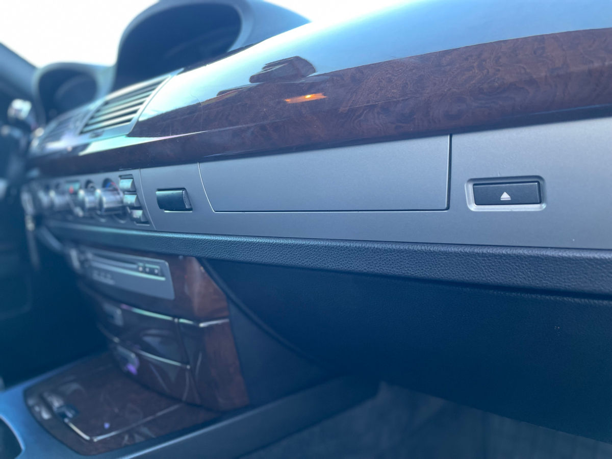 BMW 7 Series фото 12
