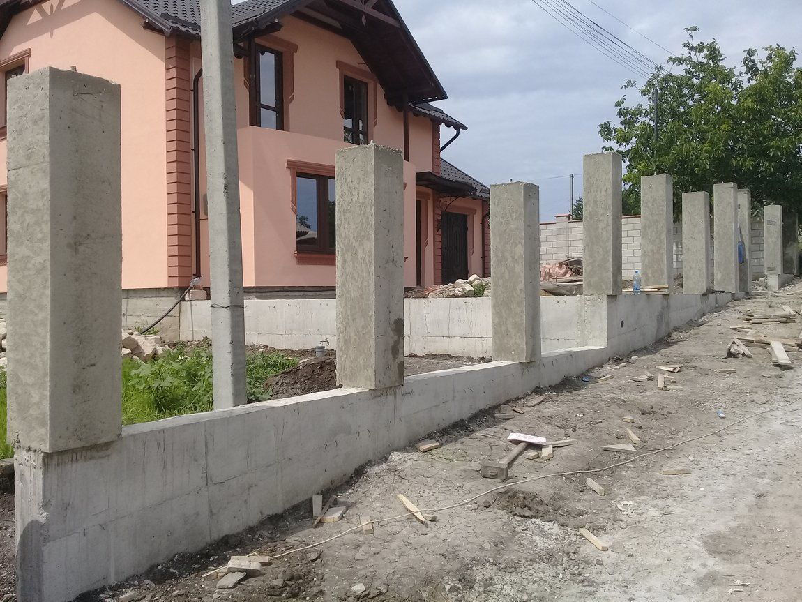 Construim garduri - Строим заборы