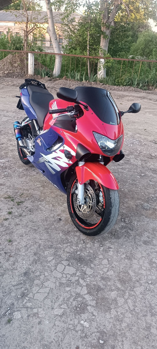 Honda CBR-600 F4 foto 3