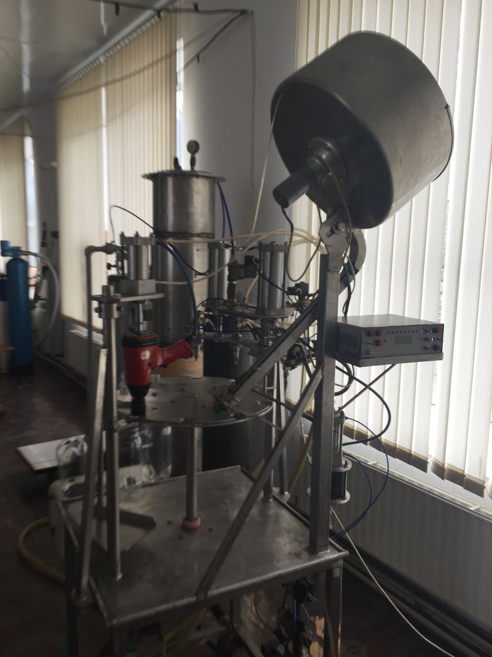 блок розлива и укупорки для тихих и газированных напитков, баллоны СО2 ...