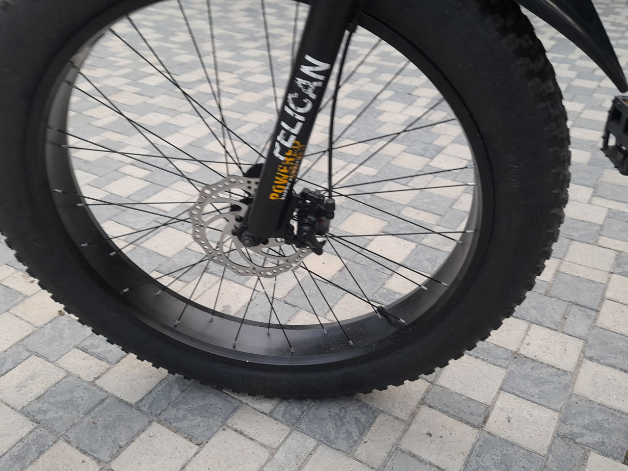 Poate sa tie mai mult greutatea de 200kg, scaun pentru copil 45kg.