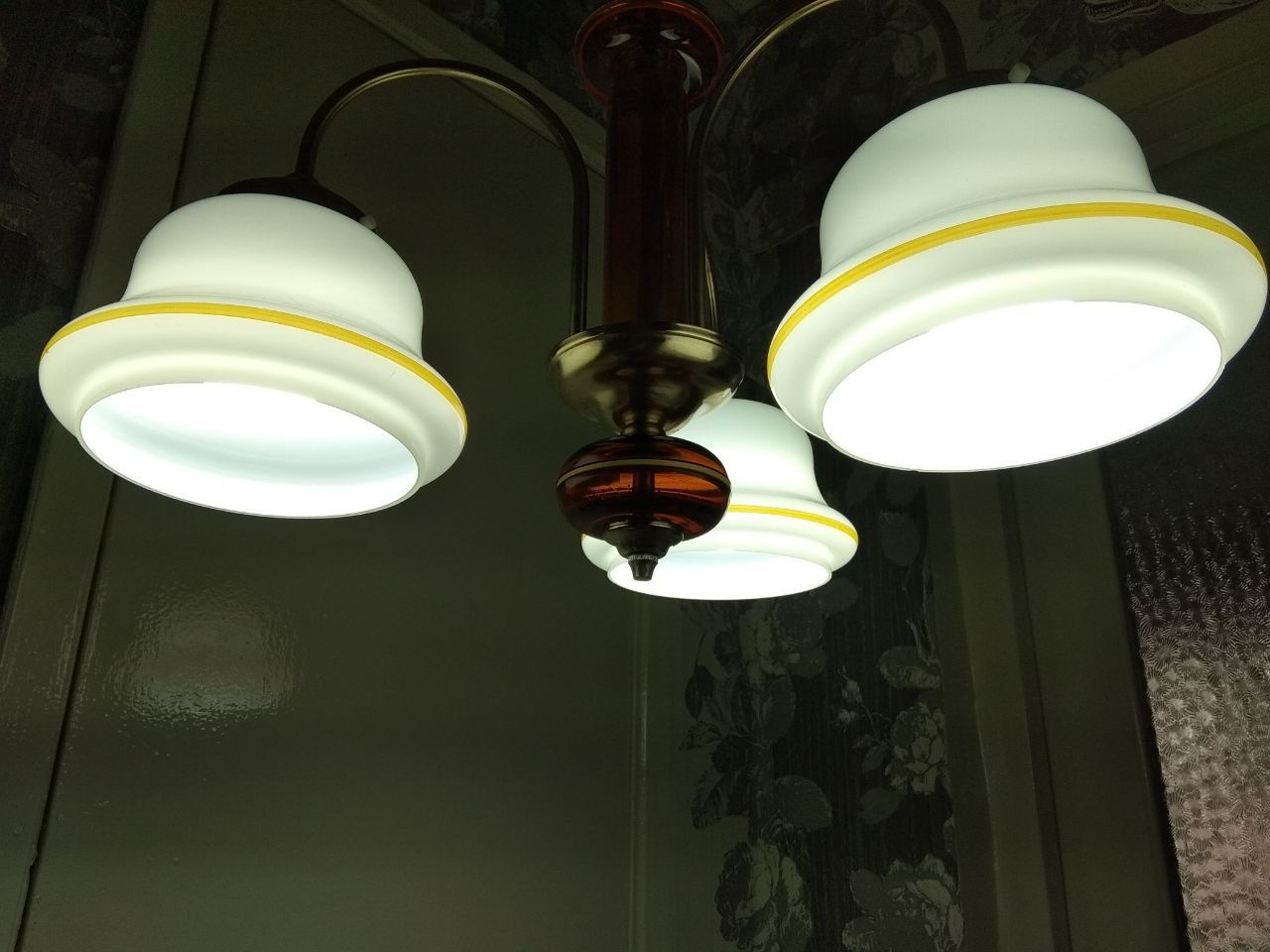 Красивая 3-рожковая люстра,плафон.