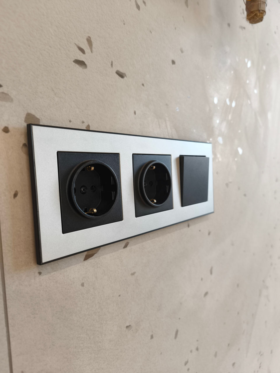 Servicii Electromontare.Electricitate fiabilă . foto 0