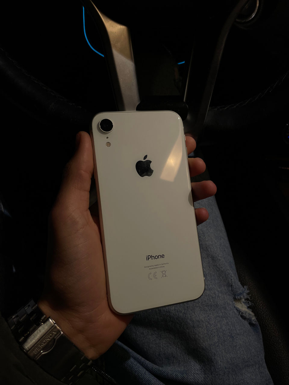 Айфон 15 можно носить без чехла. Айфон одетый. Айфон 6 стеклянный корпус. Зачем носить айфон в чехле. Айфон 15 можно носить без чехла.