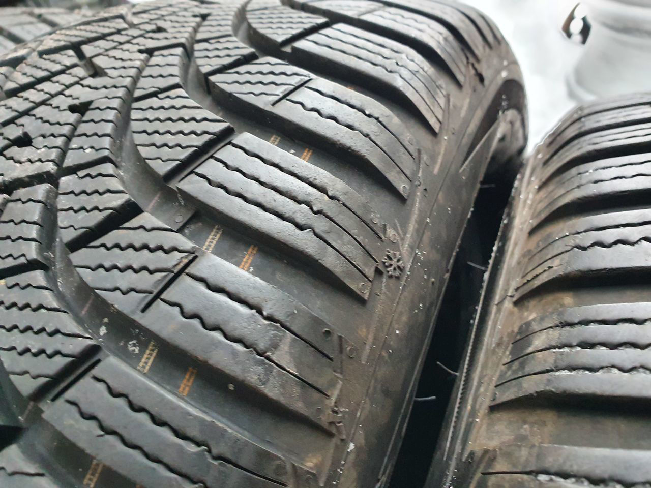 195/65/ R15- Goodyear.