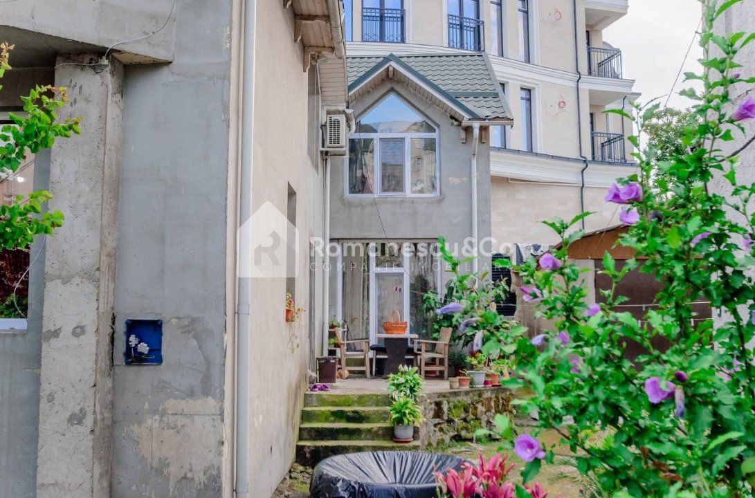 Casă în centru, 150 mp+2 ari, disponibilă în rate! foto 1