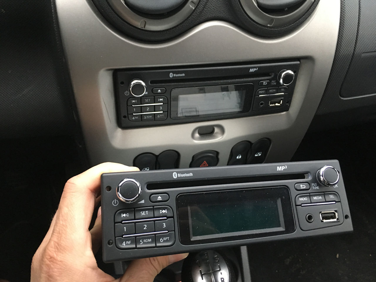 Renault 281155052R (AGC-1220RF-A)