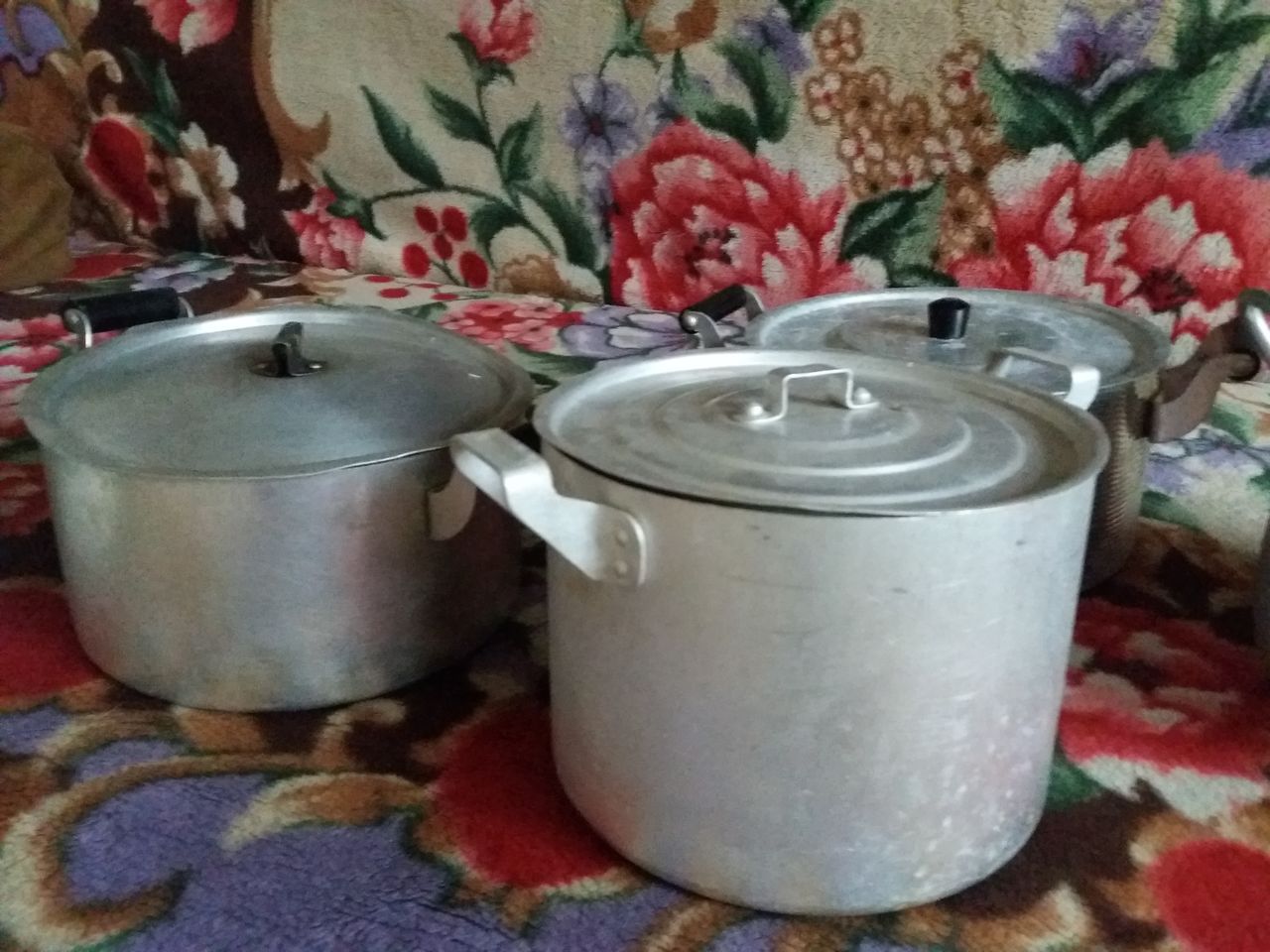 Кастрюли большие,маленькие,фляга,бутыли большие,банки разные,канистры ...