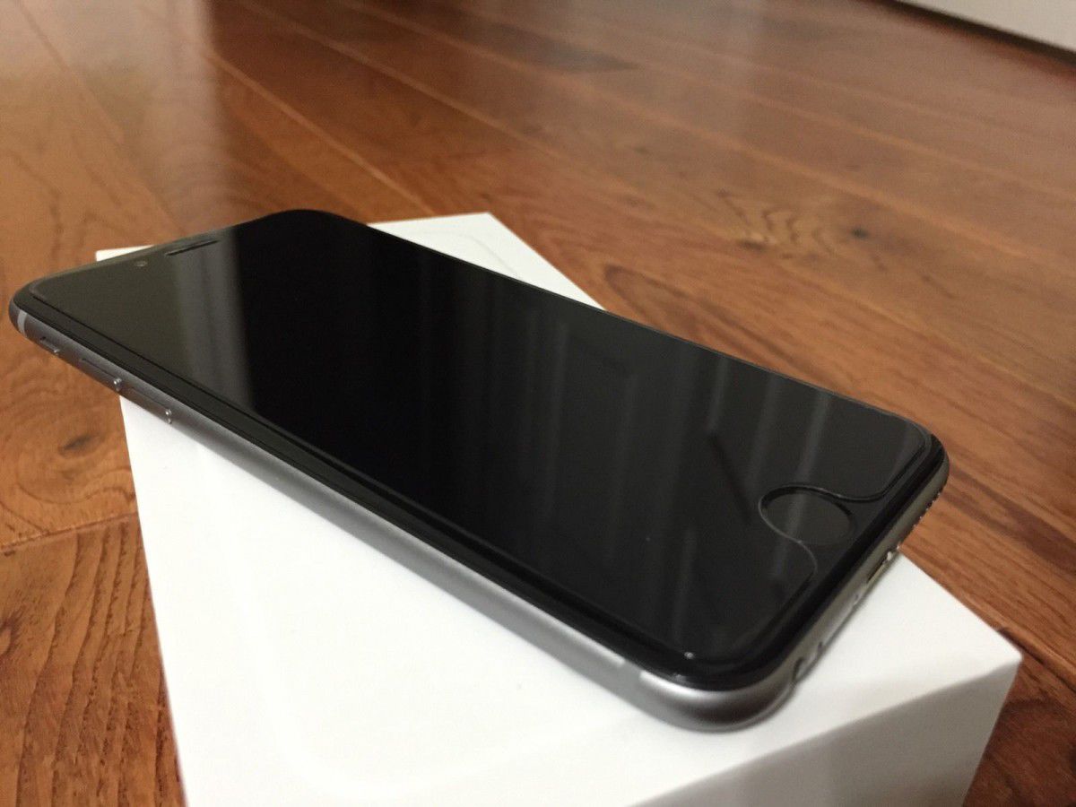 Айфон 6s черный на столе