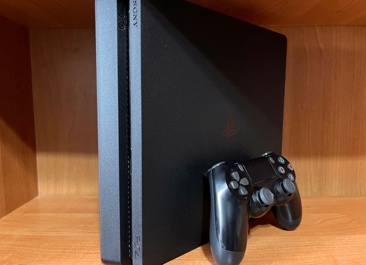 PS4 + 15 игр ( без геймпада )