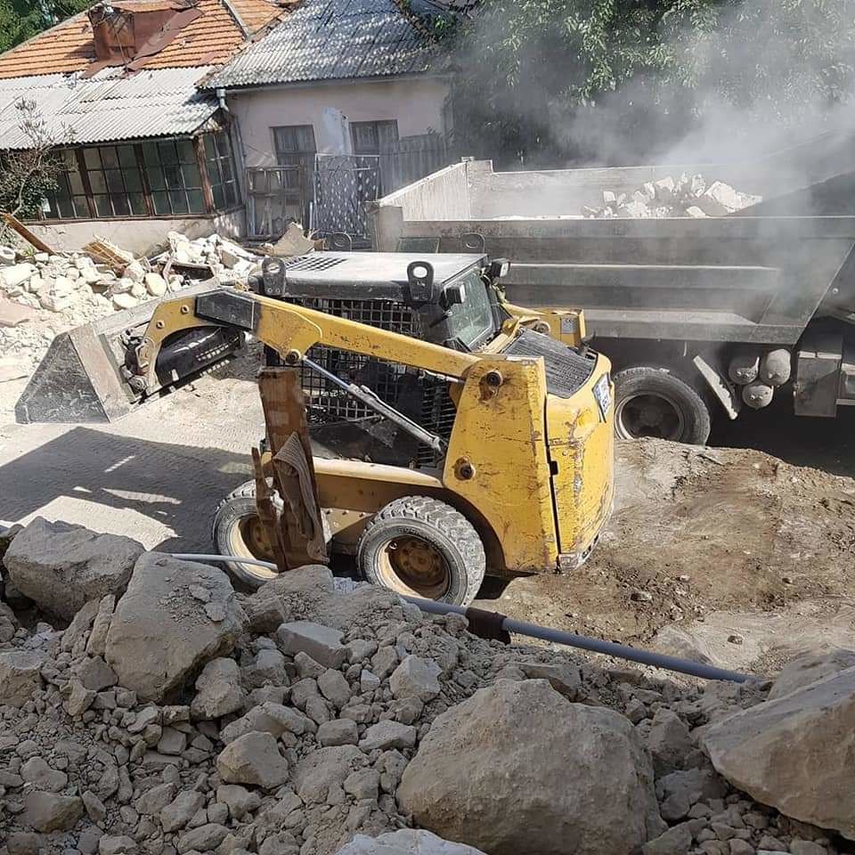 Demolari mecanizate , excavatoare pentru demolari,demontaj , demolarea betonului , gidromolot . foto 2
