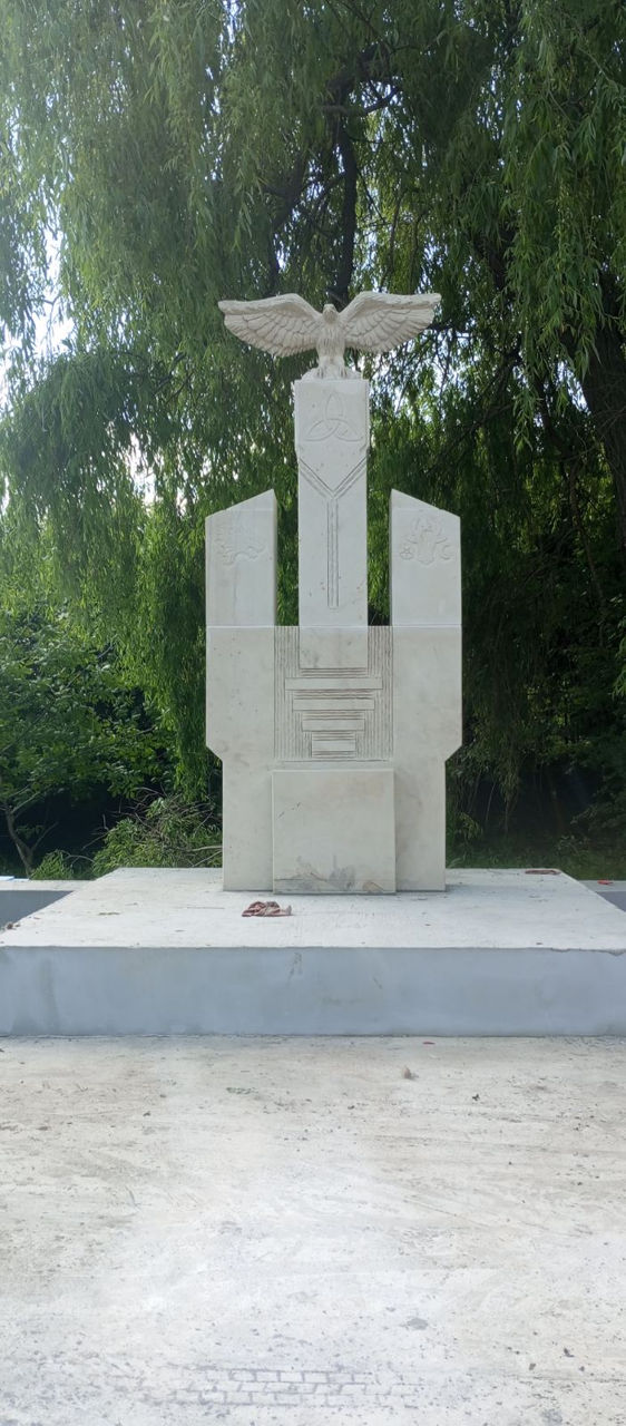 Răstigniri,sculpturi...din piatră de Cosăuţi foto 8