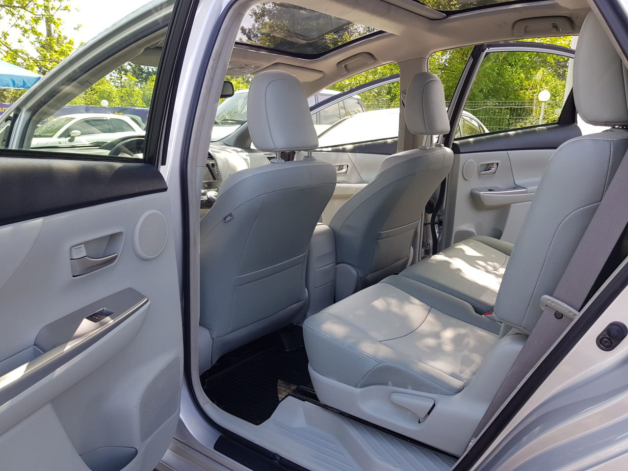 Toyota Prius v foto 13