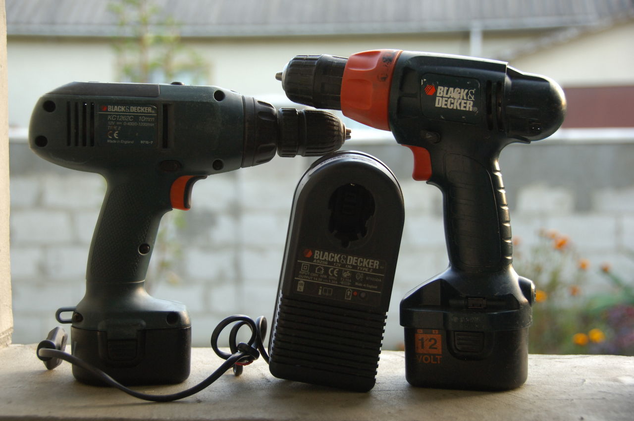 Шуруповерты black. Шуруповёрт Black Decker 12v. Шуруповерт Блэк энд Деккер 12в. Блэк энд Деккер шуруповерт 12 вольт. Black Decker SPS 12v шуруповерт.