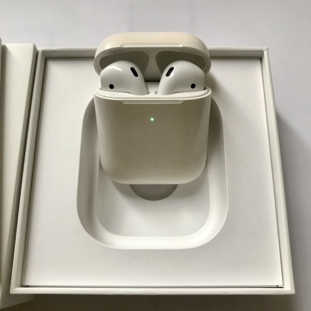 AirPods 2 Wireless Charging Case