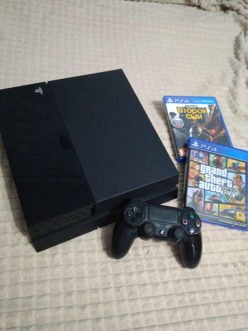 PlayStation 4; 500 gb; 2 игры: GTA 5, Infamous: second son.