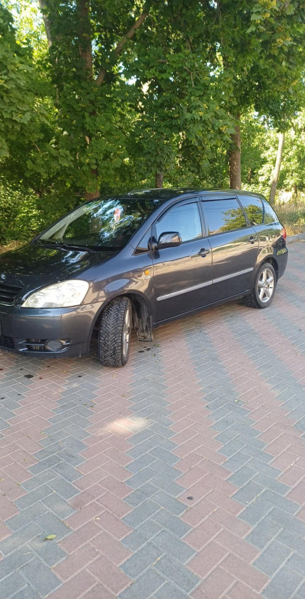 Toyota Avensis Verso foto 0