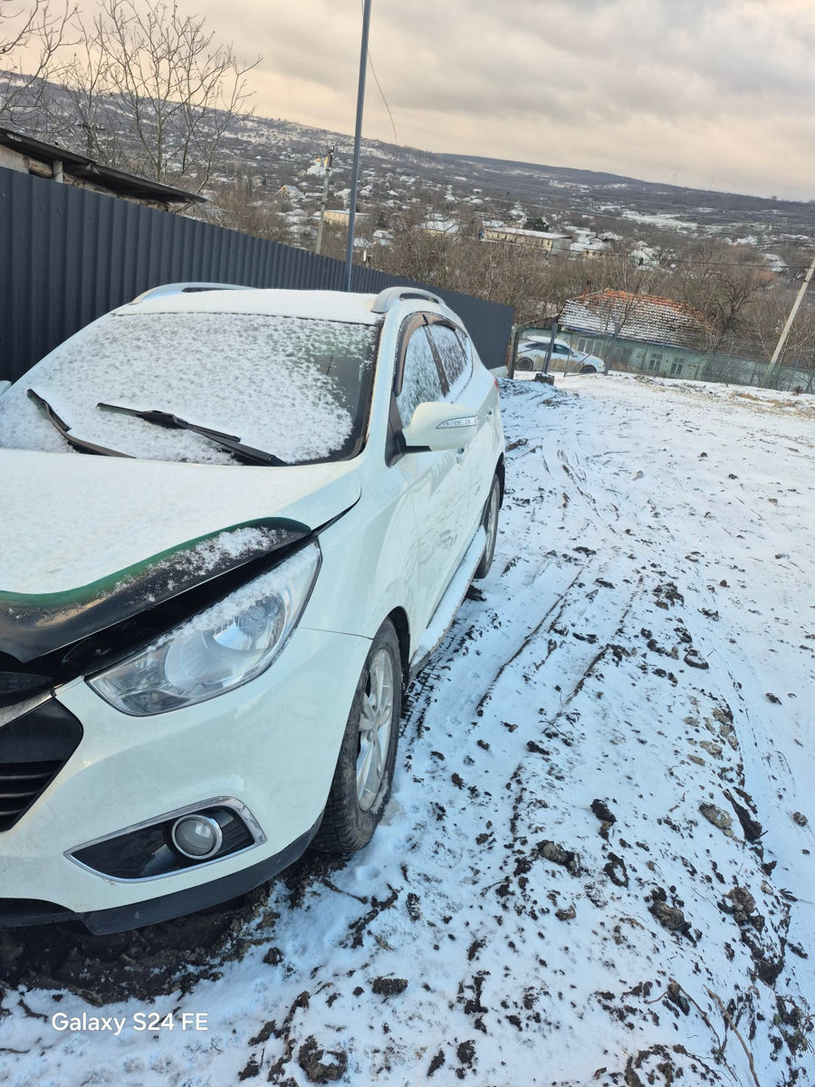 Hyundai ix35 2011 г. с пробегом 150000 км, Газ / Бензин (метан), 3000 €