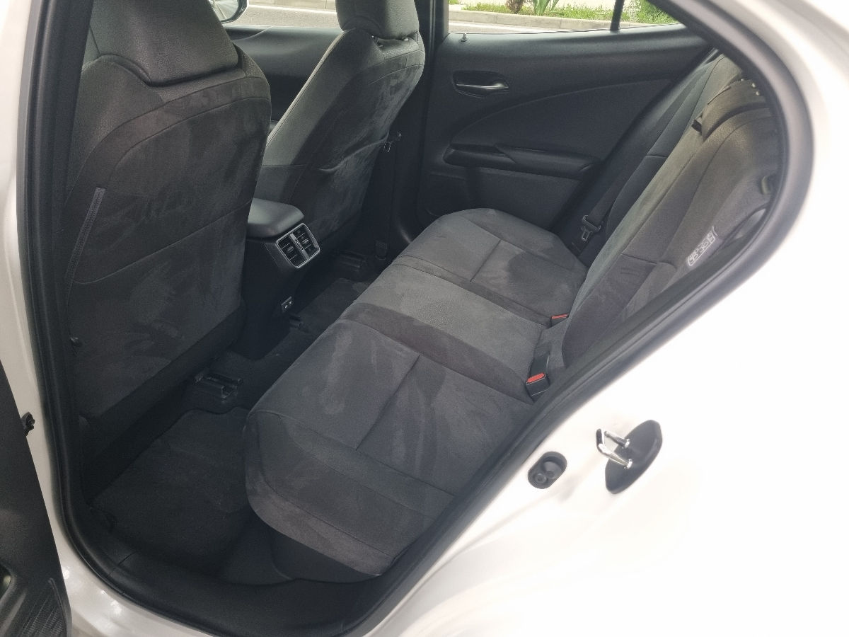 Lexus UX 2021 photo 16
