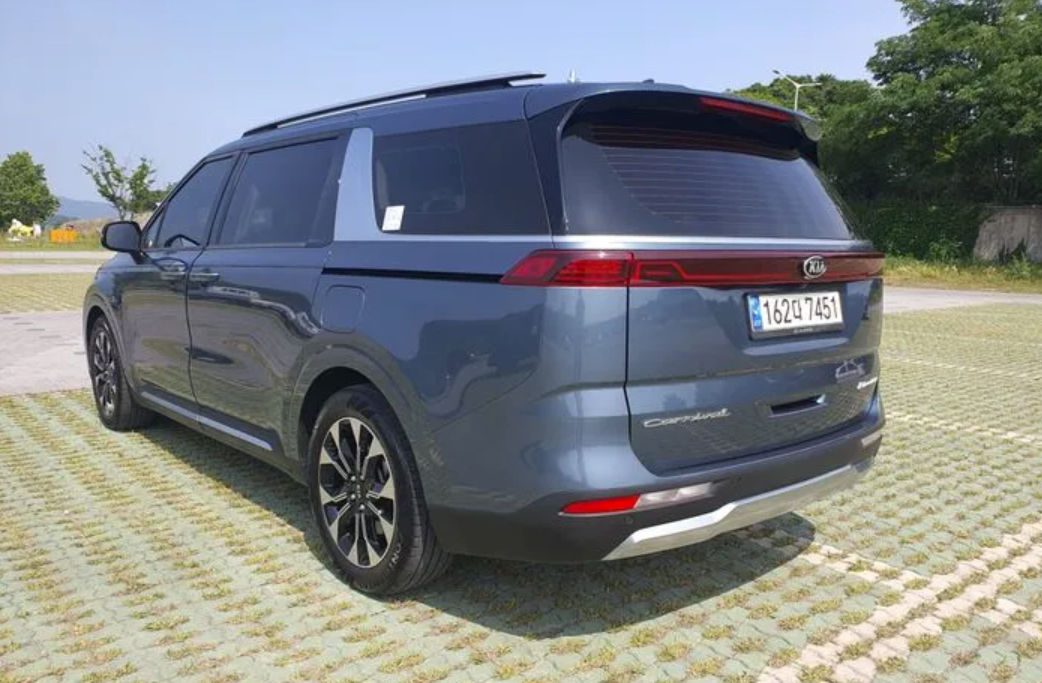 KIA Carnival foto 1