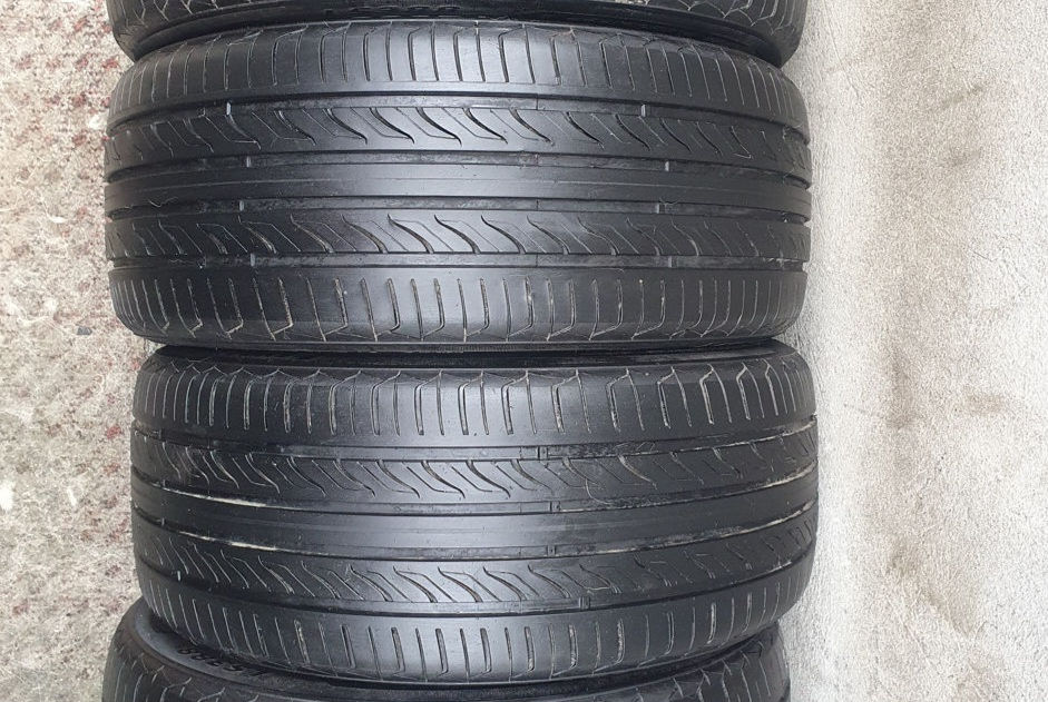 225/40/ R18- Landsail.