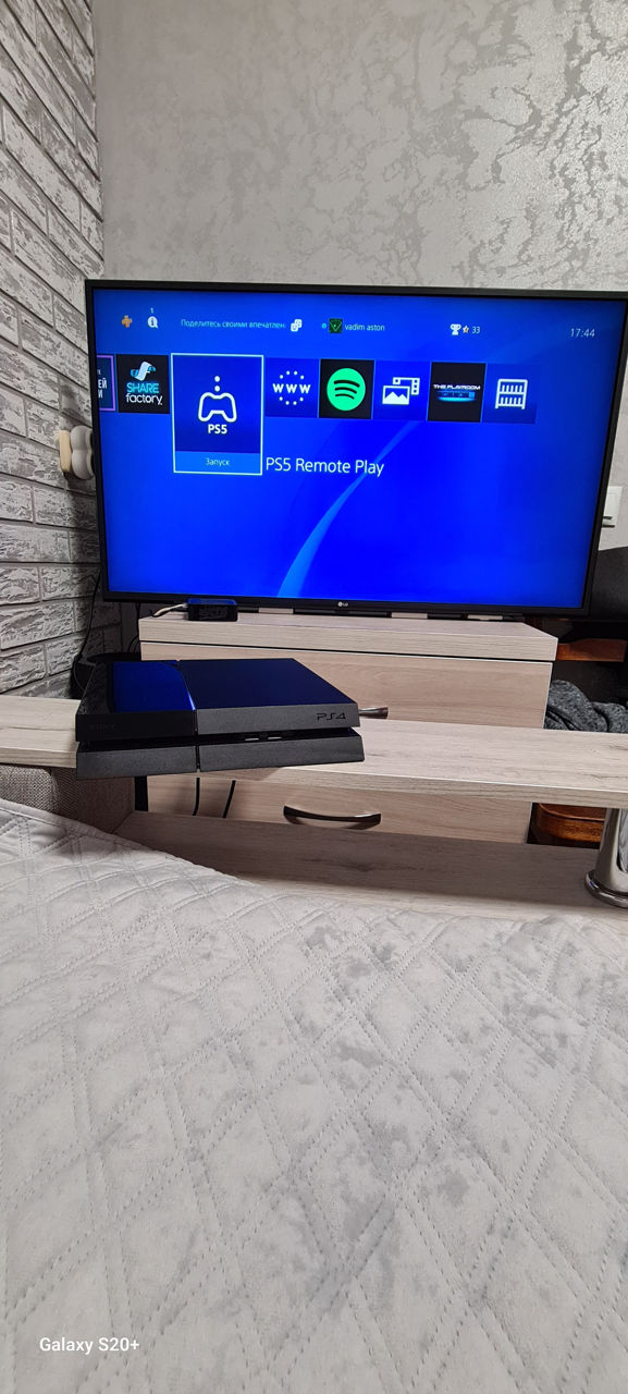 Vind PS4 FAT in stare idiala, in complect ,cablu alimentare, HDMI, 1 gamepad (stare idiala), 2 jocur foto 0