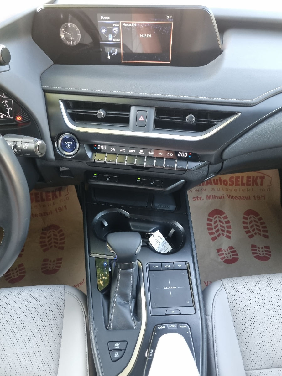 Lexus UX 2019 photo 14