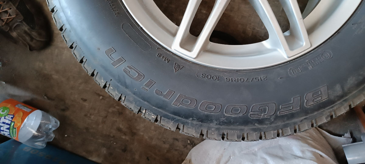 O anvelopă 215/70 R16 foto 2