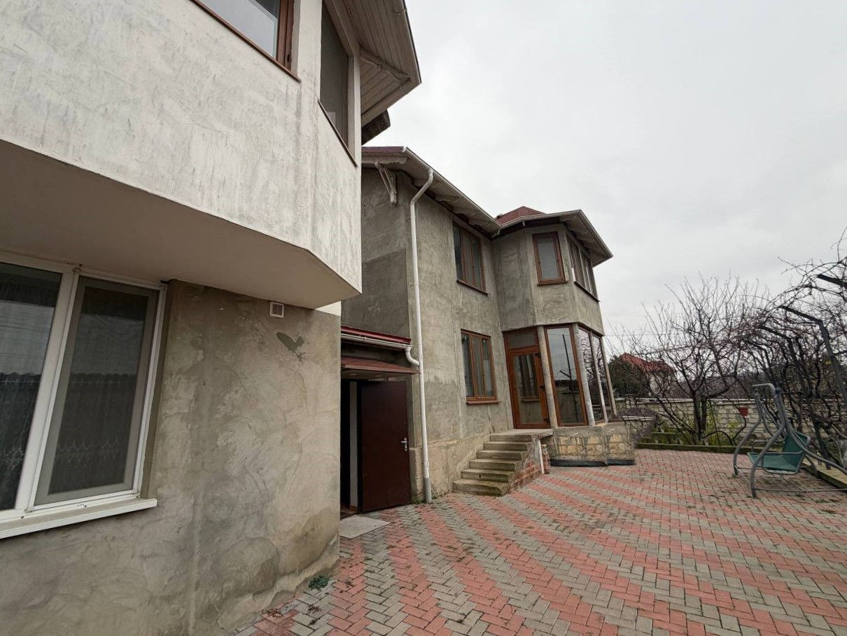 Casă spre vânzare cu 5 camere, 240 m2 în Suburbie, Gratiești