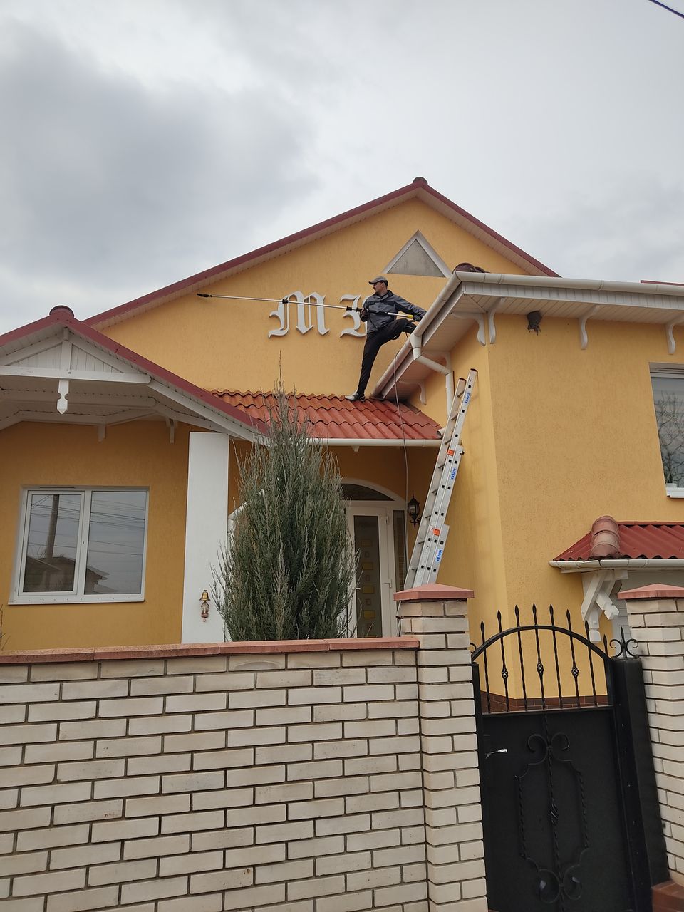 Servicii la înălțime, servicii de curatenie. вышка. Мытье окон, фасадов, стекол фото 10